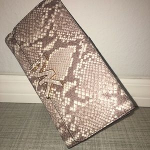 EUC - Nearly new snakeskin MK wallet! 💰 ⭐️ 💵